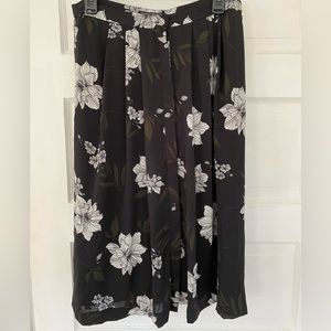 Banana Republic Black midi botanical print skirt Size 6